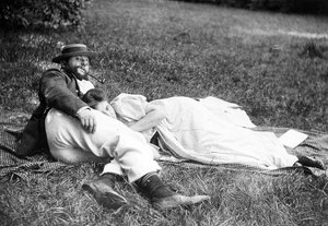 Thadée Natanson und seine Frau Misia Godebska im Garten ihres Landhauses, Le Relais, ca. 1899